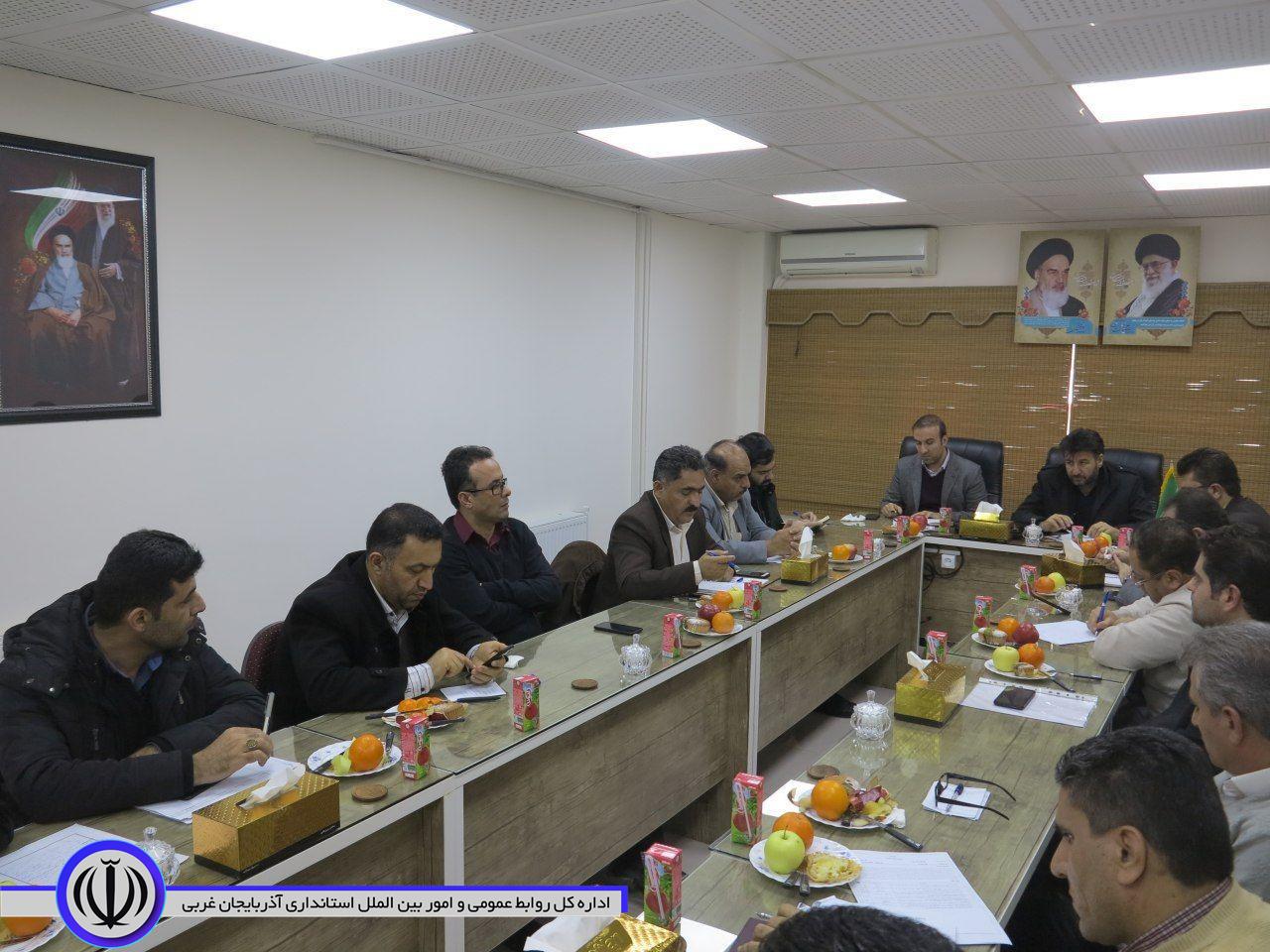 نشست اعضای تنظیم بازارمهاباد با هدف تأمین کالاهای اساسی مورد نیاز مردم