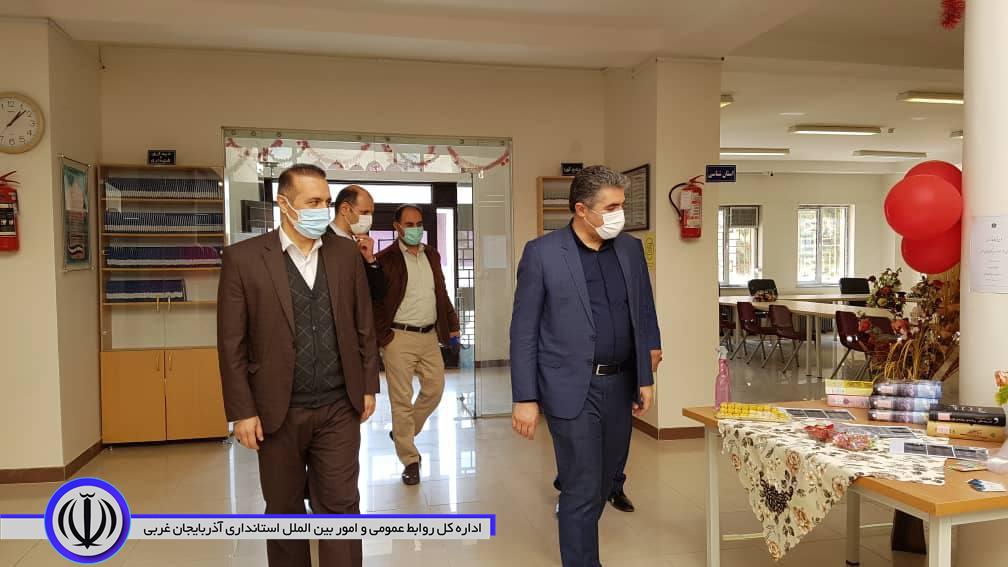 تجلیل فرماندار مهاباد از کارکنان کتابخانه عمومی شهرستان