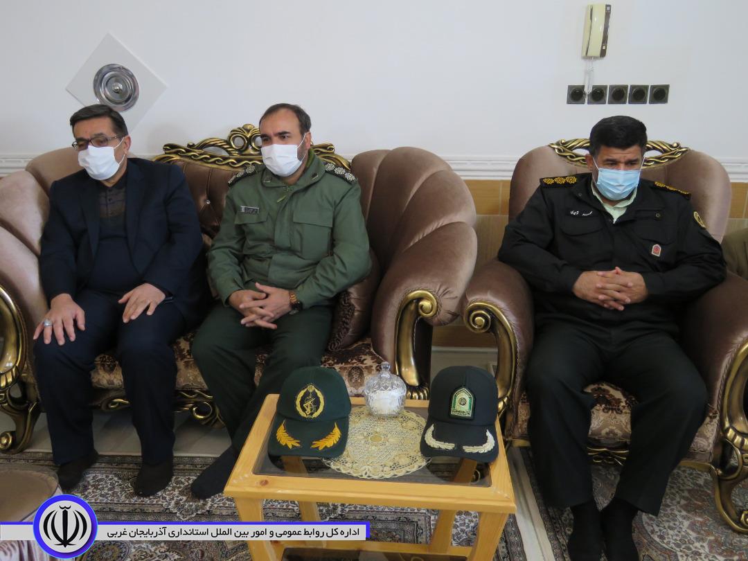 دیدار مسئوولان شهرستان با خانواده معزز شهداء در مهاباد