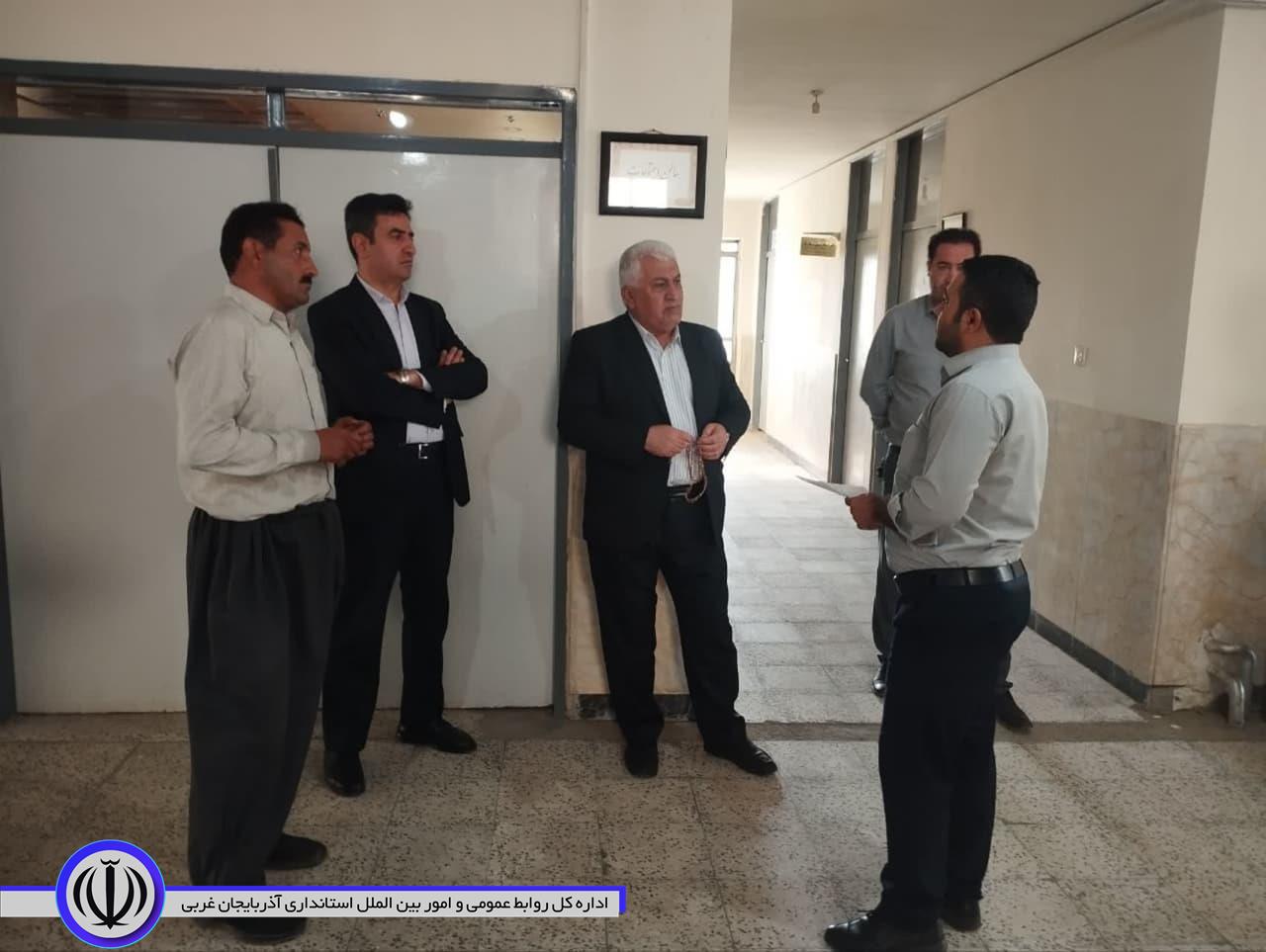 بازدید سرزده فرماندار ویژه شهرستان مهاباد از ادارات دولتی شهر خلیفان