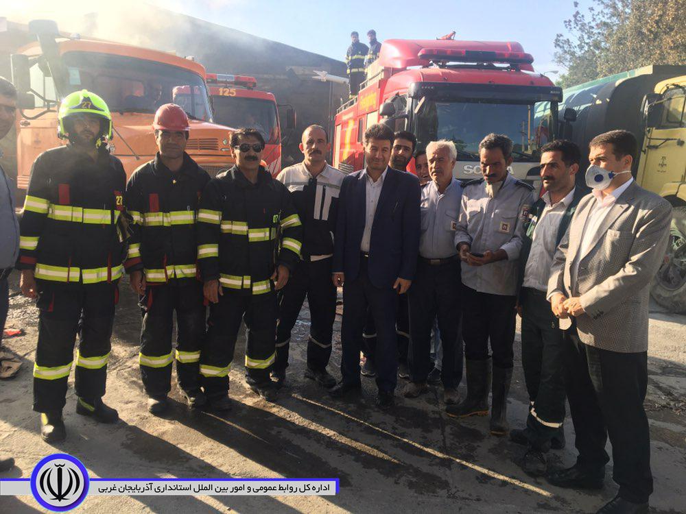حضور معاون استاندار و فرماندار ویژه شهرستان مهاباد در صحنه حادثه آتش سوزی کارخانه کارتن سازی در شهرک صنعتی