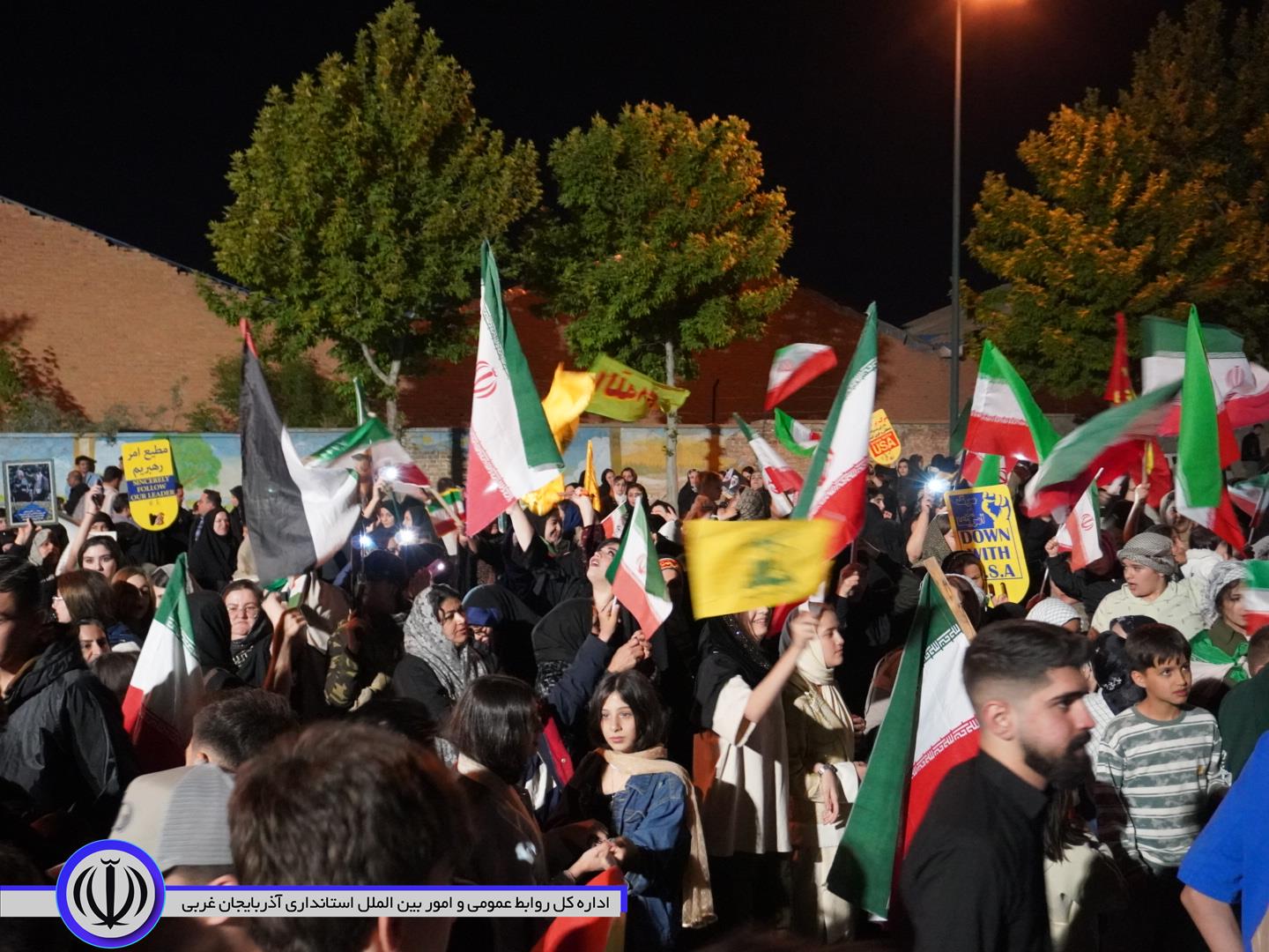 تداوم اجتماع شبانه و جلوه هایی از عزت و سربلندی مردم مهاباد در دفاع از ایران اسلامی