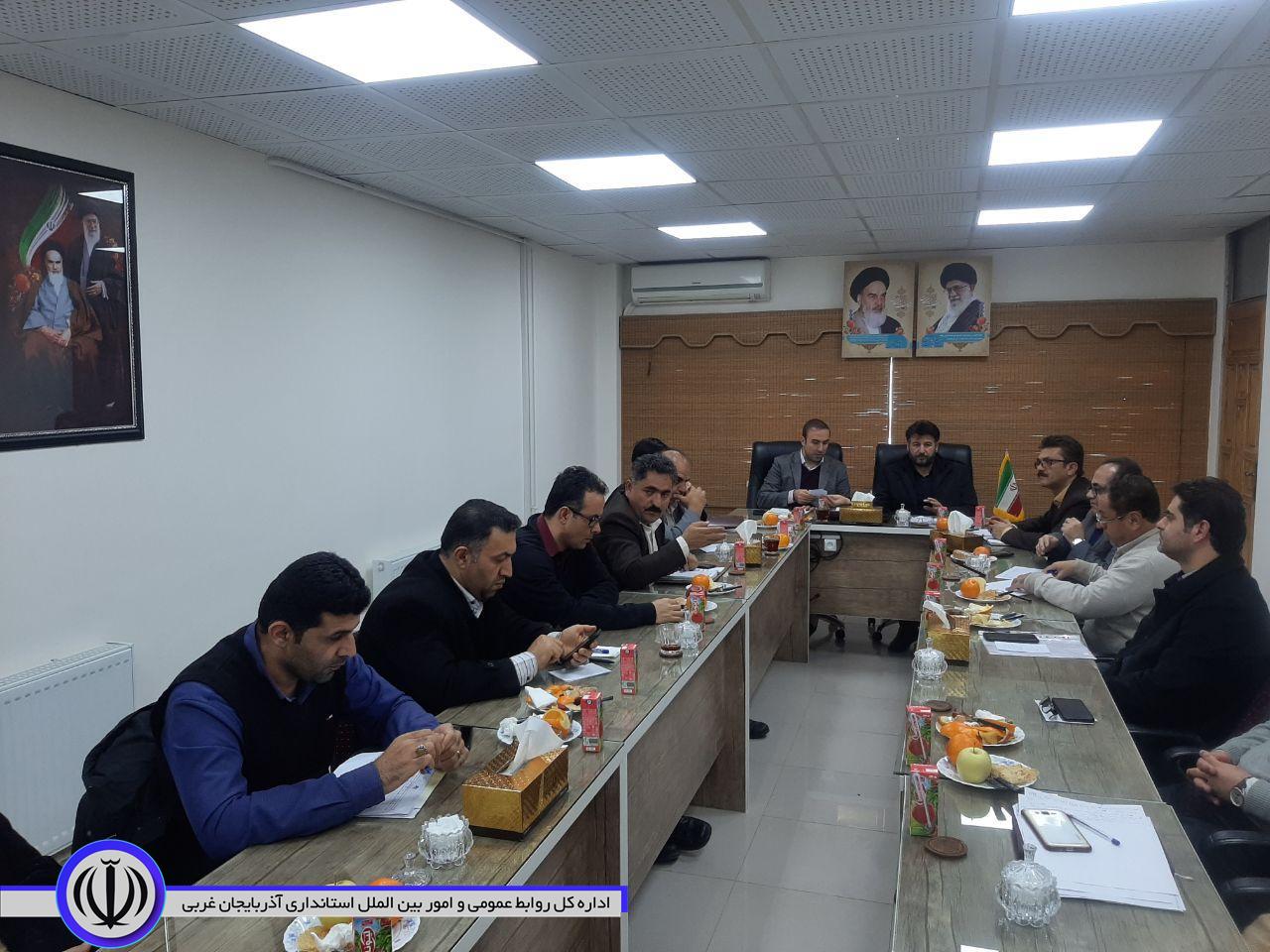 نشست اعضای تنظیم بازارمهاباد با هدف تأمین کالاهای اساسی مورد نیاز مردم