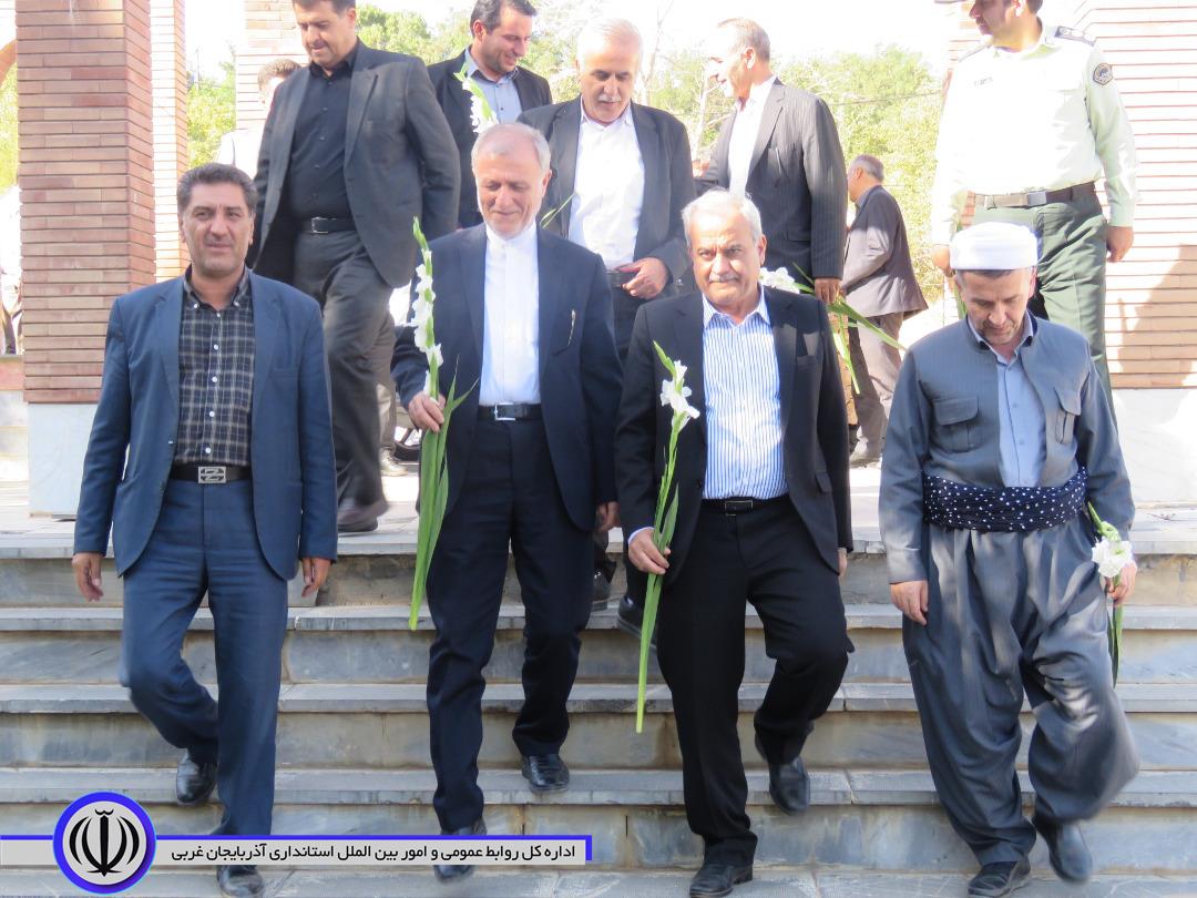 معاون استاندار آذربایجان غربی و جمعی از مسوولان مهابادی با خانواده شهید این شهرستان دیدار کردند