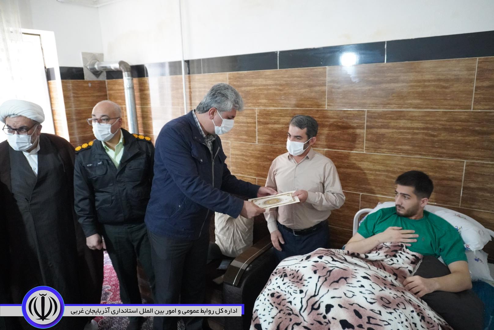 دیدار مسوولان مهابادی با 2 خانواده شهید و جانباز جنگ رمضان