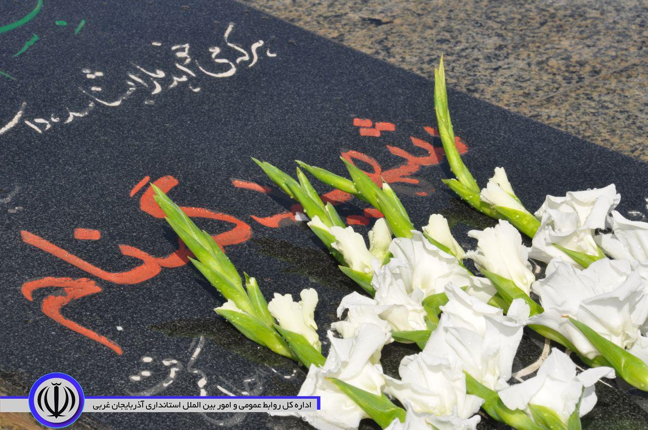 غبار روبی مزار شهدای گمنام دانشگاه آزاد اسلامی واحد مهاباد