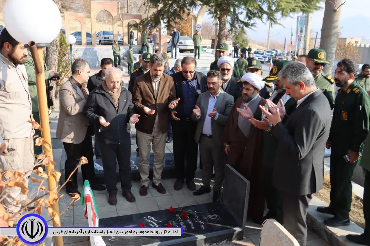 گلباران مزار شهدای مهاباد به مناسبت سالگرد تشکیل بسیج