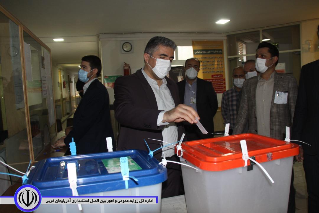 حضور فرماندار مهاباد ، ائمه جمعه و مسئولان شهرستان مهاباد در شعب اخذ رای