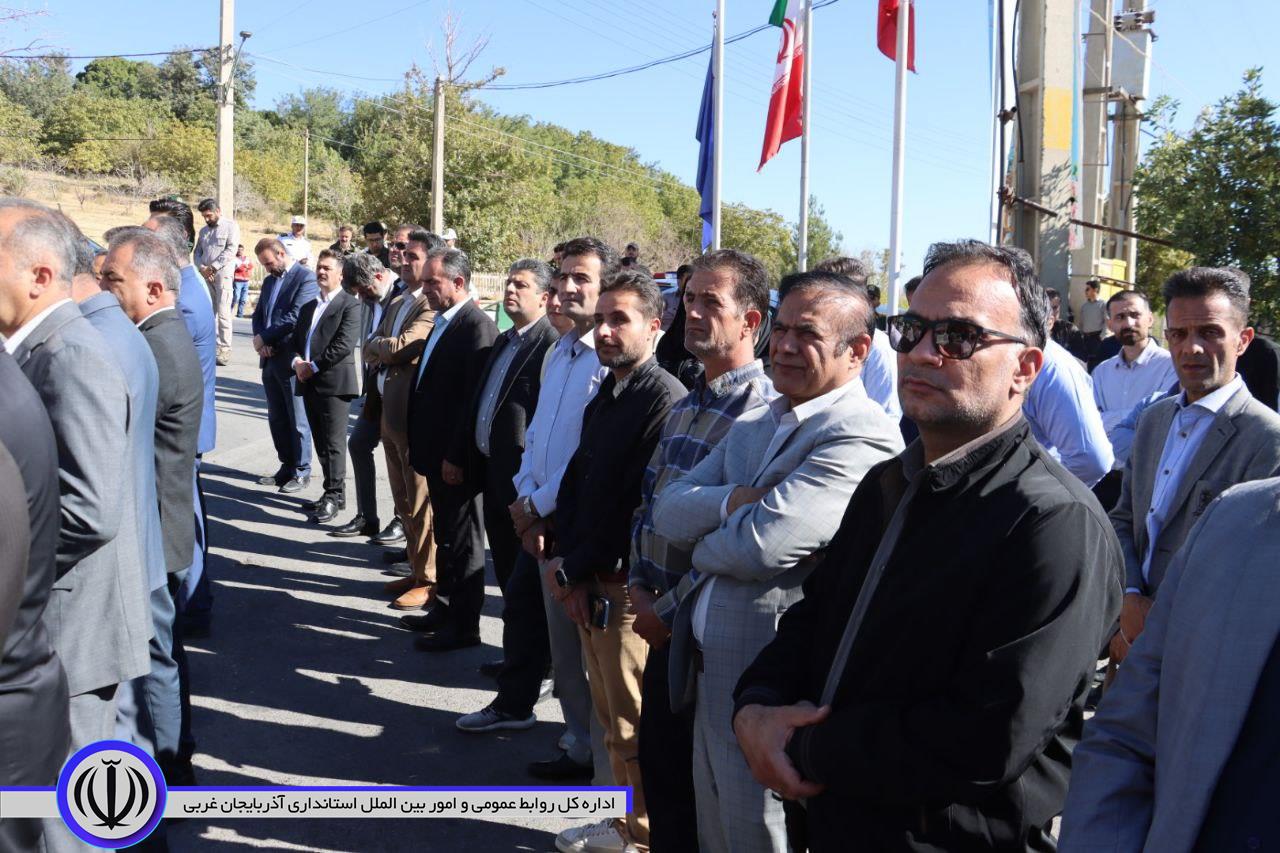 غبارروبی وگلباران مزار شهدا در مهاباد