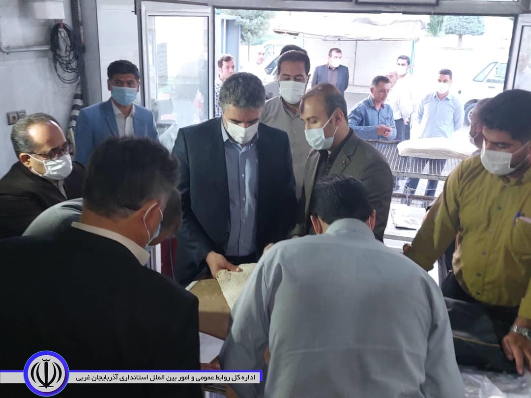 بازدید سر زده فرماندار مهاباد از وضعیت پخت و فروش نان در نانوایی ها