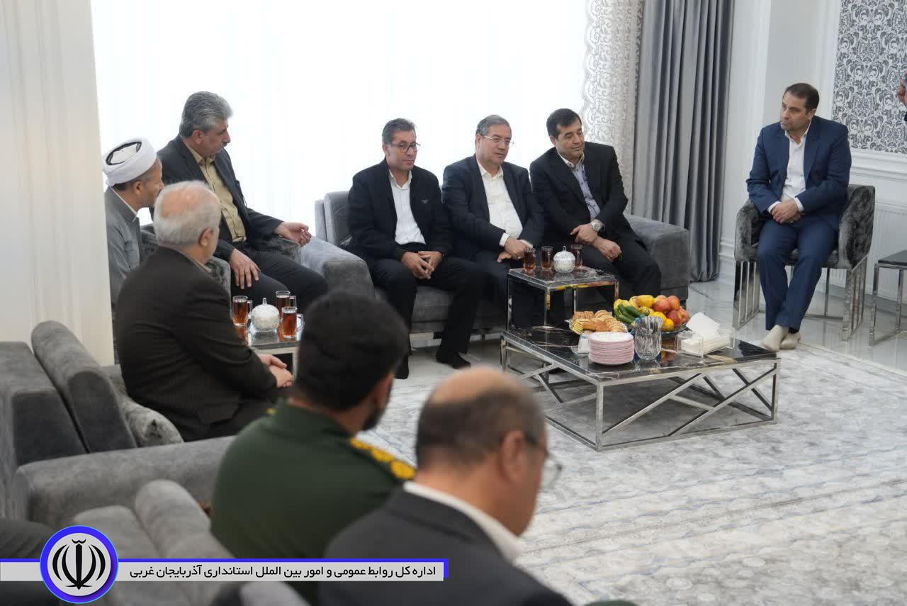 دیدار وزیر ورزش و جوانان و استاندار آذربایجان‌غربی با خانواده شهید حیدری