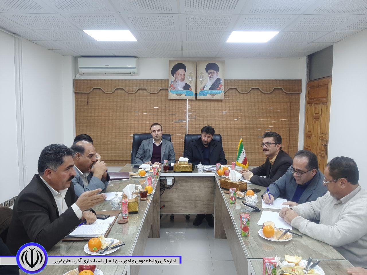 نشست اعضای تنظیم بازارمهاباد با هدف تأمین کالاهای اساسی مورد نیاز مردم