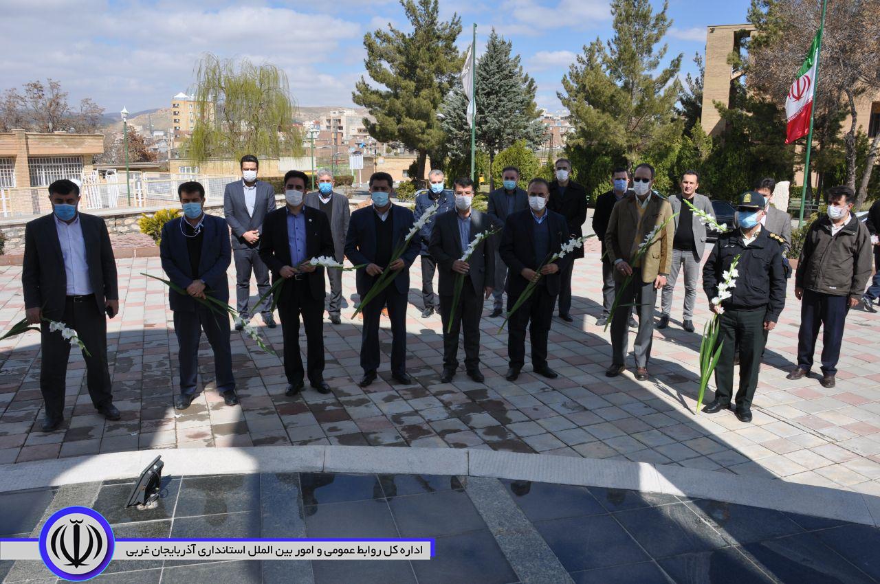 غبار روبی مزار شهدای گمنام دانشگاه آزاد اسلامی واحد مهاباد