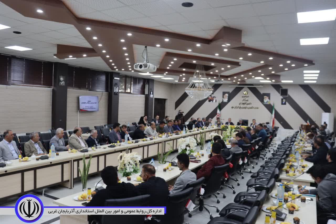 نشست اتاق بازرگانی استانی با فعالان اقتصادی مهاباد