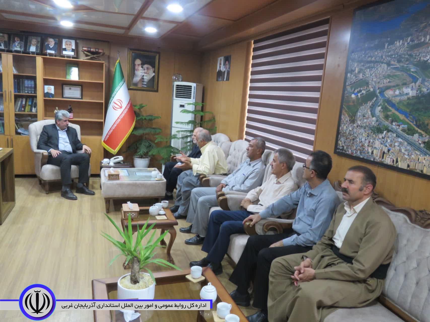 نشست صمیمی جمعی از معتمدین بازار مهاباد با فرماندار ویژه شهرستان مهاباد