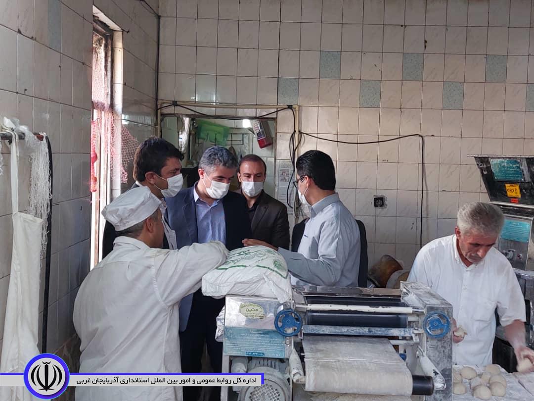 بازدید سر زده فرماندار مهاباد از وضعیت پخت و فروش نان در نانوایی ها