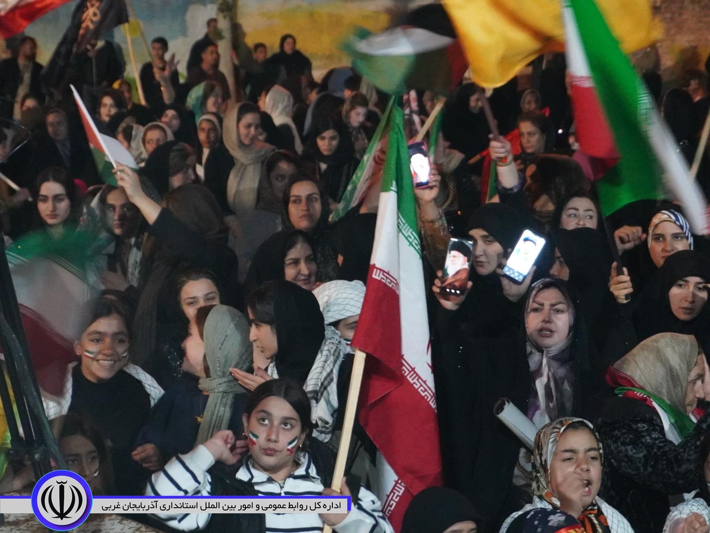 تداوم اجتماع پرشور و حماسی مردم مهاباد؛ جلوه هایی از اقتدار، انسجام و اتحاد مردمی