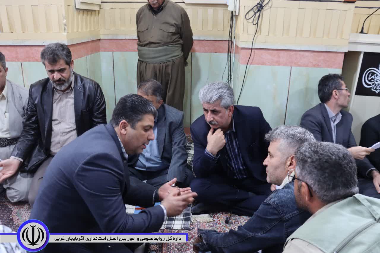 میز خدمت و دیدار چهرە بە چهرە مسئولان با ساکنان منطقه پشت تپ برگزار شد.