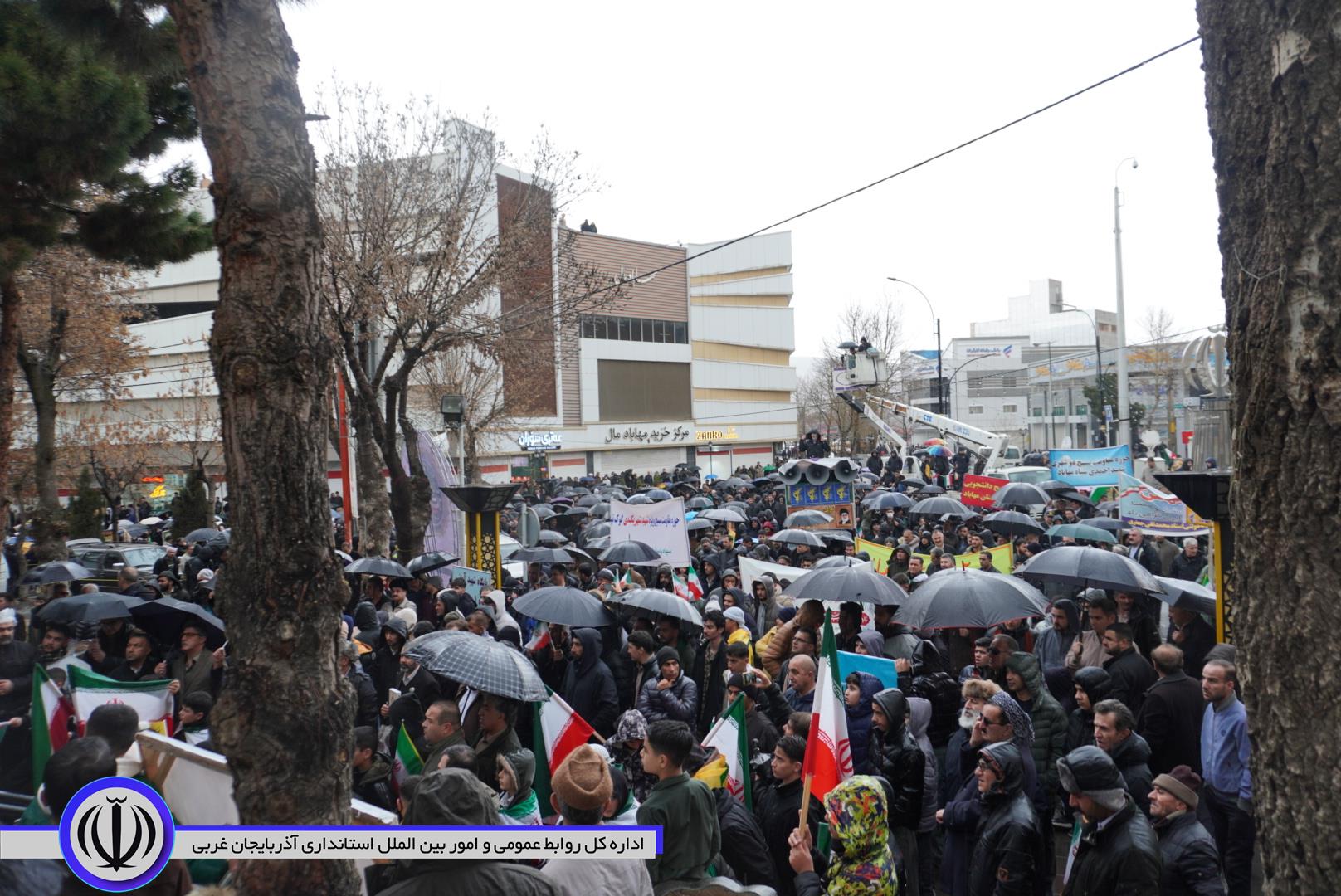 مهابادی‌ها چهل‌وهفتمین سالگرد پیروزی انقلاب اسلامی را زیر باران جشن گرفتند