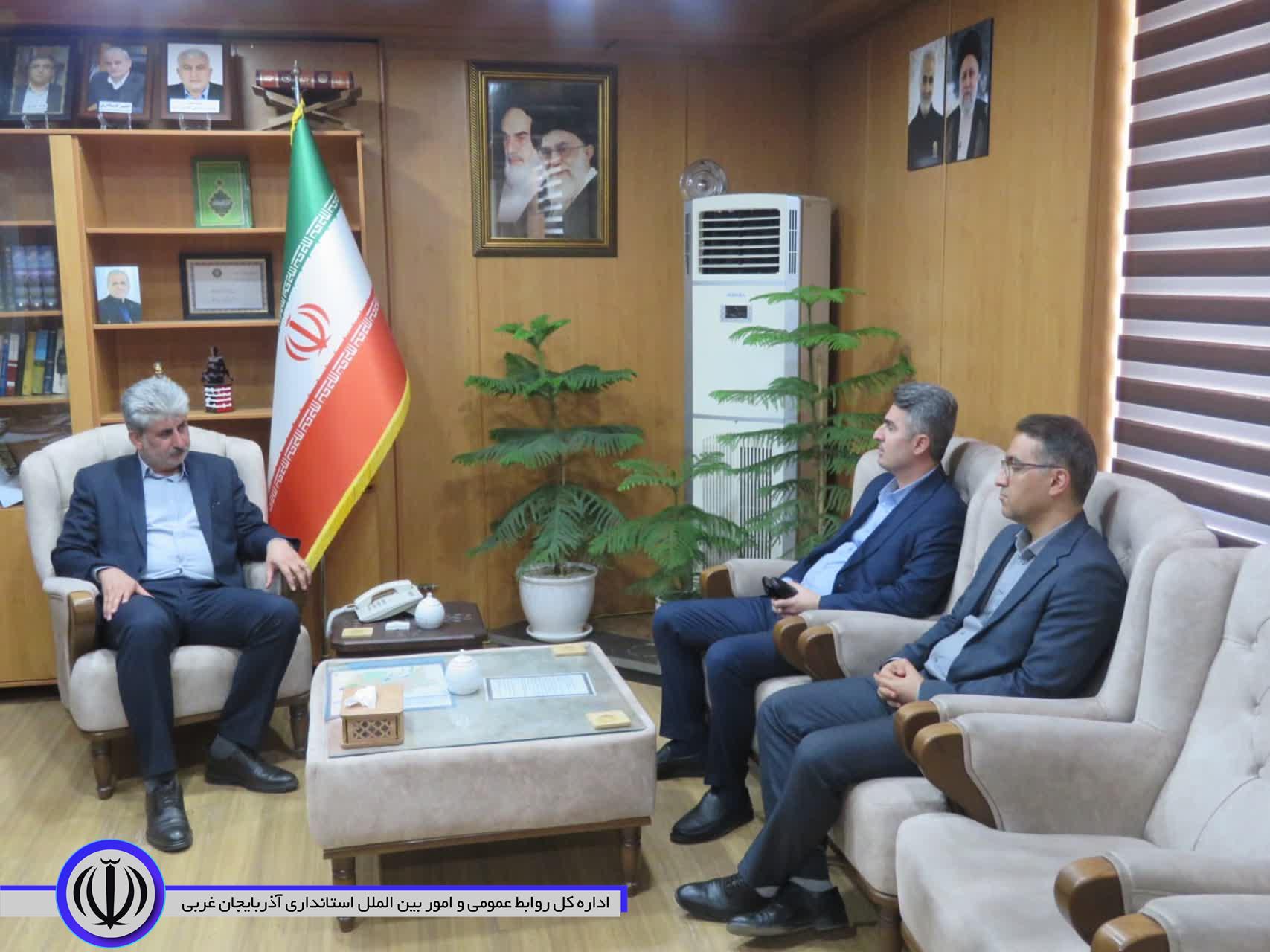 دیدار و گفتگوی رییس و معاون حوزه سرپرستی جنوب استان بانک تجارت با فرماندار شهرستان مهاباد