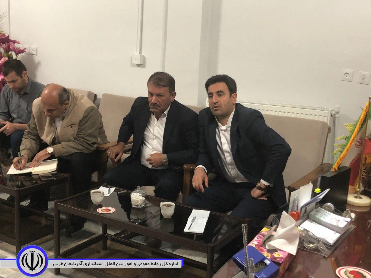 جلسه برنامه ریزی و هماهنگی برگزاری روز شوراها در بخشداری مرکزی برگزار گردید.