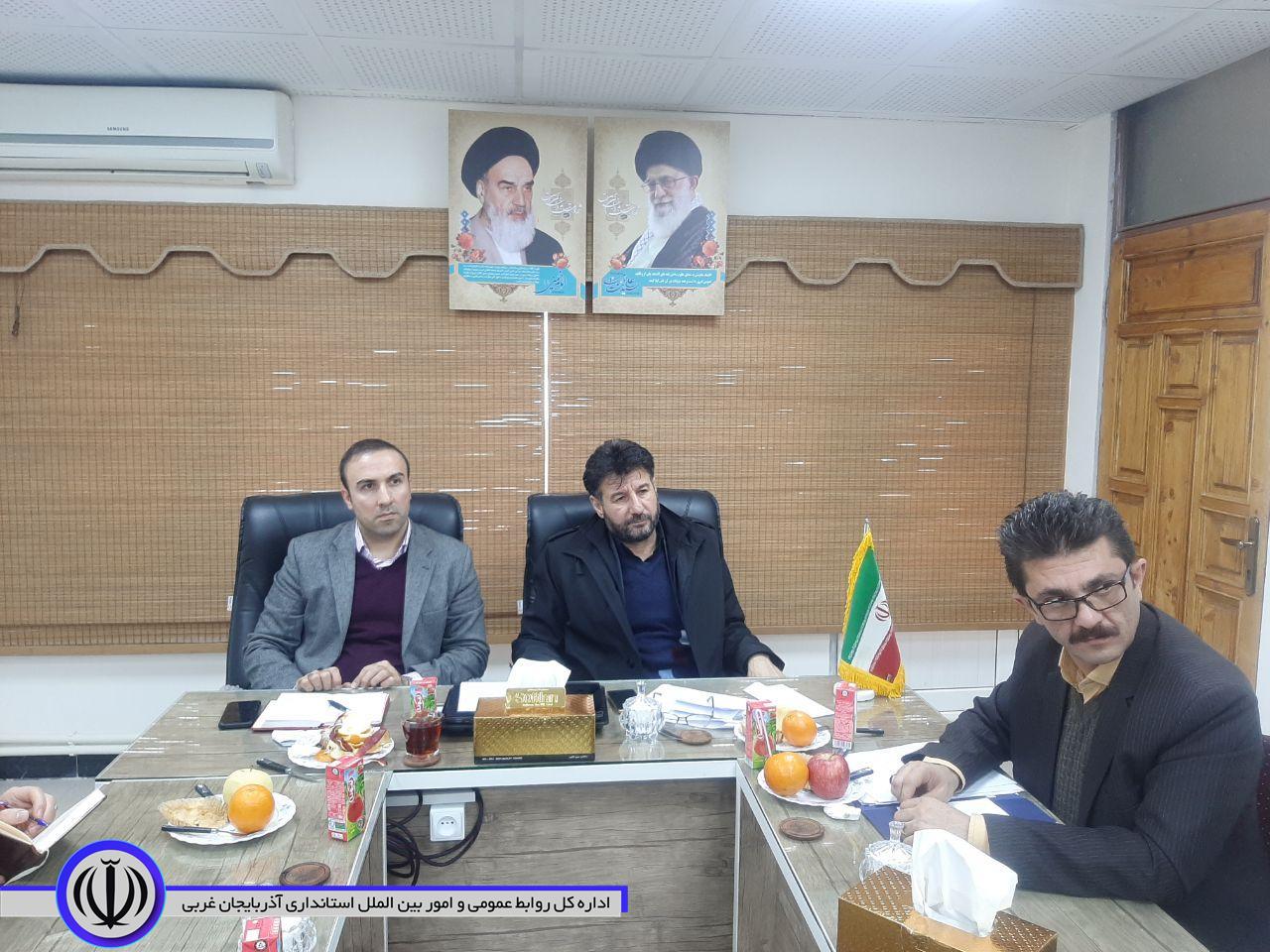 نشست اعضای تنظیم بازارمهاباد با هدف تأمین کالاهای اساسی مورد نیاز مردم