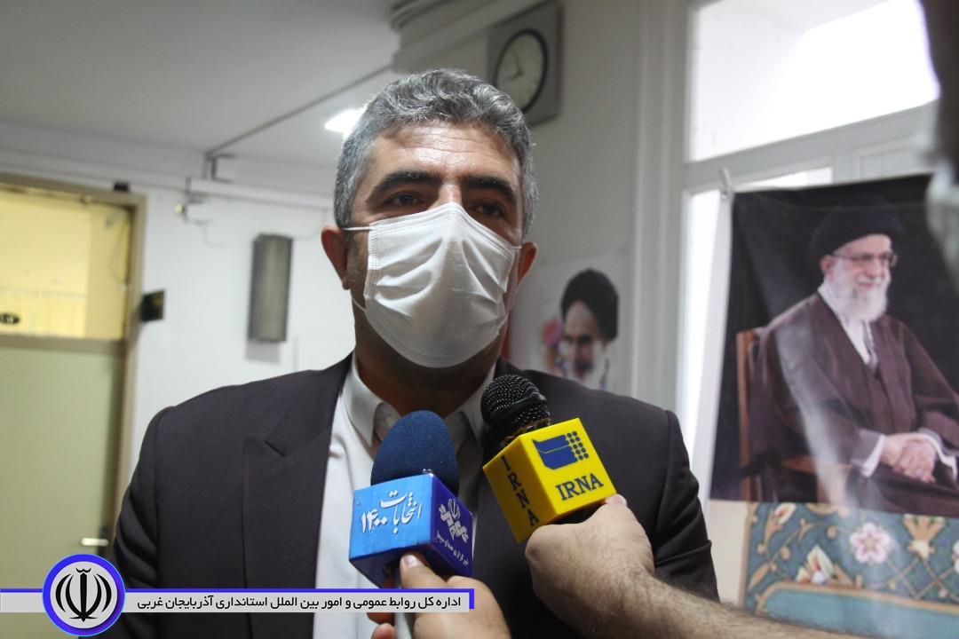 حضور فرماندار مهاباد ، ائمه جمعه و مسئولان شهرستان مهاباد در شعب اخذ رای