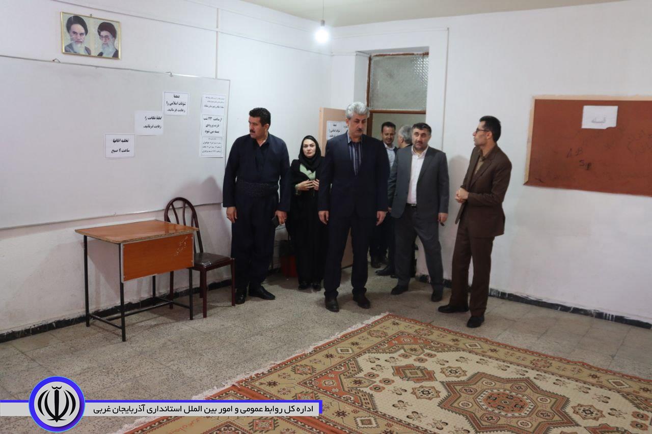 بازدید میدانی سرپرست فرماندار ویژە شهرستان از نمایشگاه صنایع دستی، پایگاه هلال احمر و آتشنشانی مهاباد