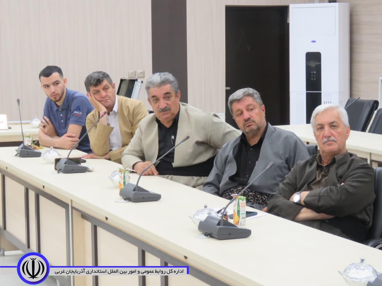 جلسه بررسی مشکلات و مسائل تعاونی های مساکن شهرستان مهاباد