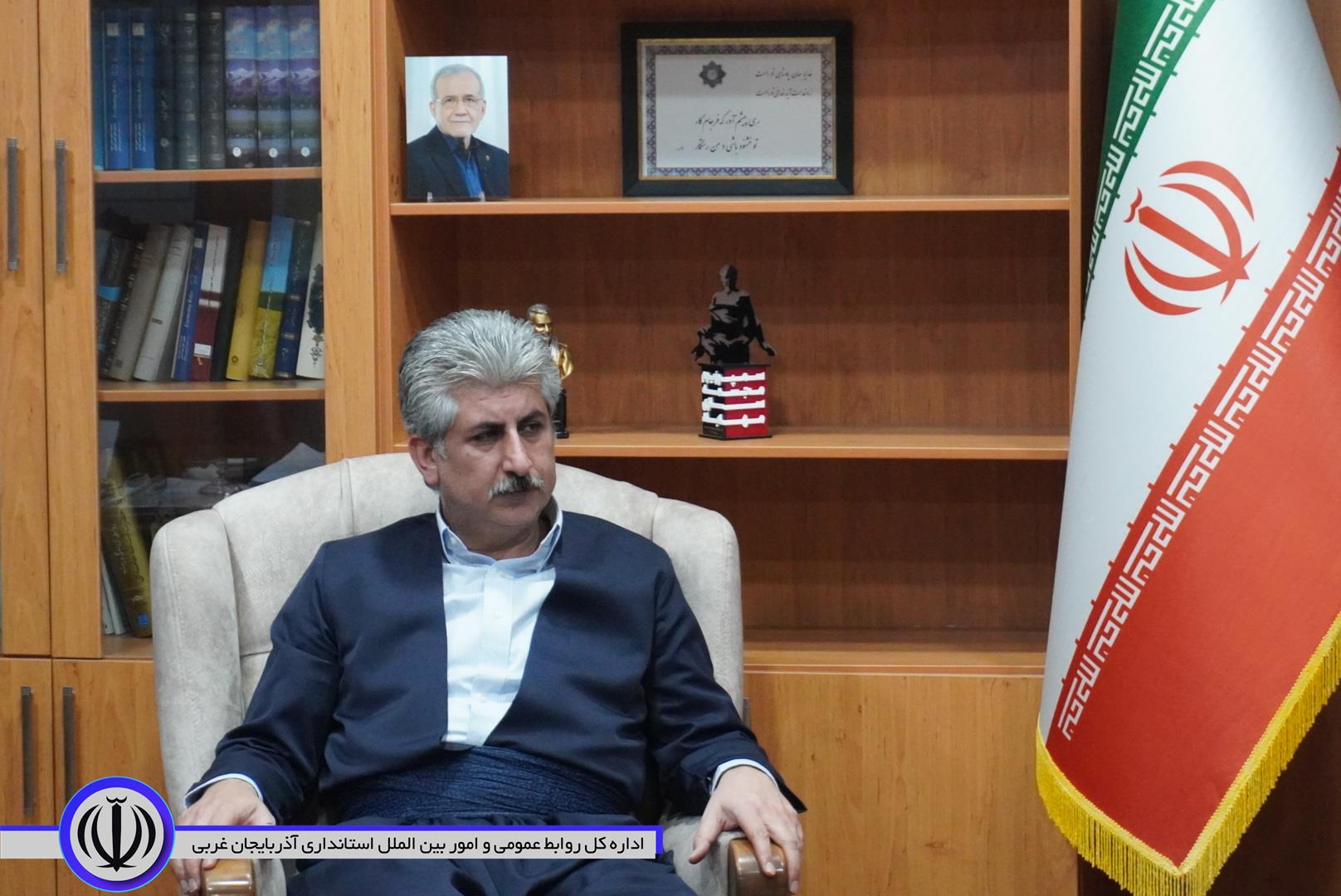 تجلیل فرماندار ویژه مهاباد از آکام ابراهیم‌نژاد دانش آموز والیبالیست مهابادی در مسابقات دانش‌آموزان جهان