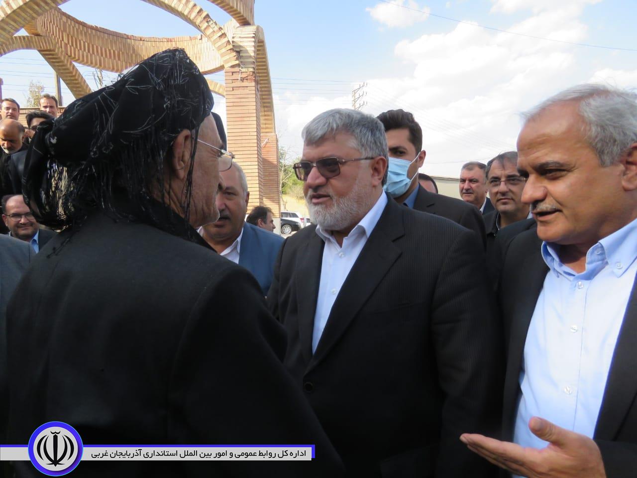 استاندار آذربایجان غربی به مقام شامخ شهدای مهاباد ادای احترام کرد