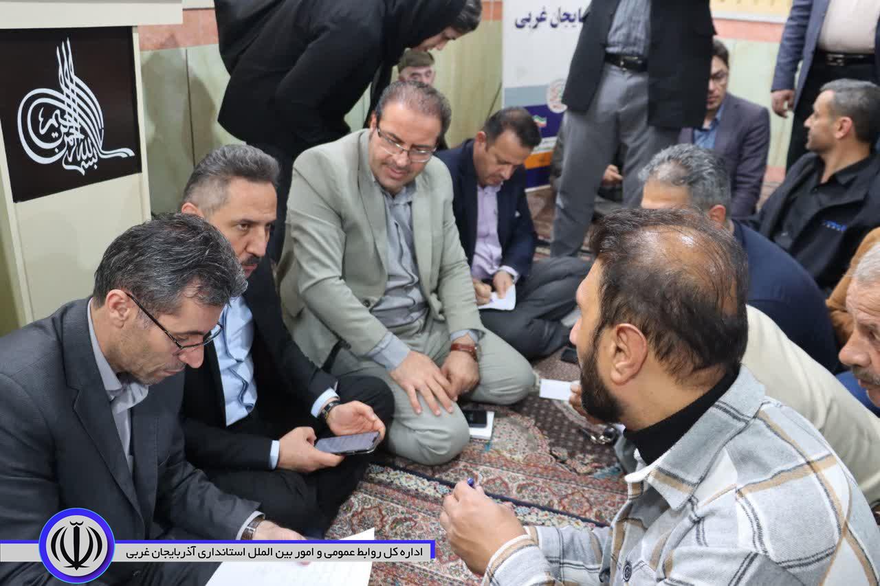 میز خدمت و دیدار چهرە بە چهرە مسئولان با ساکنان منطقه پشت تپ برگزار شد.