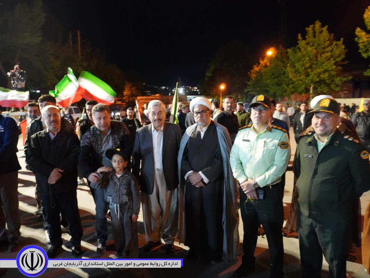 تداوم اجتماع پرشور و حماسی مردم مهاباد؛ جلوه هایی از اقتدار، انسجام و اتحاد مردمی