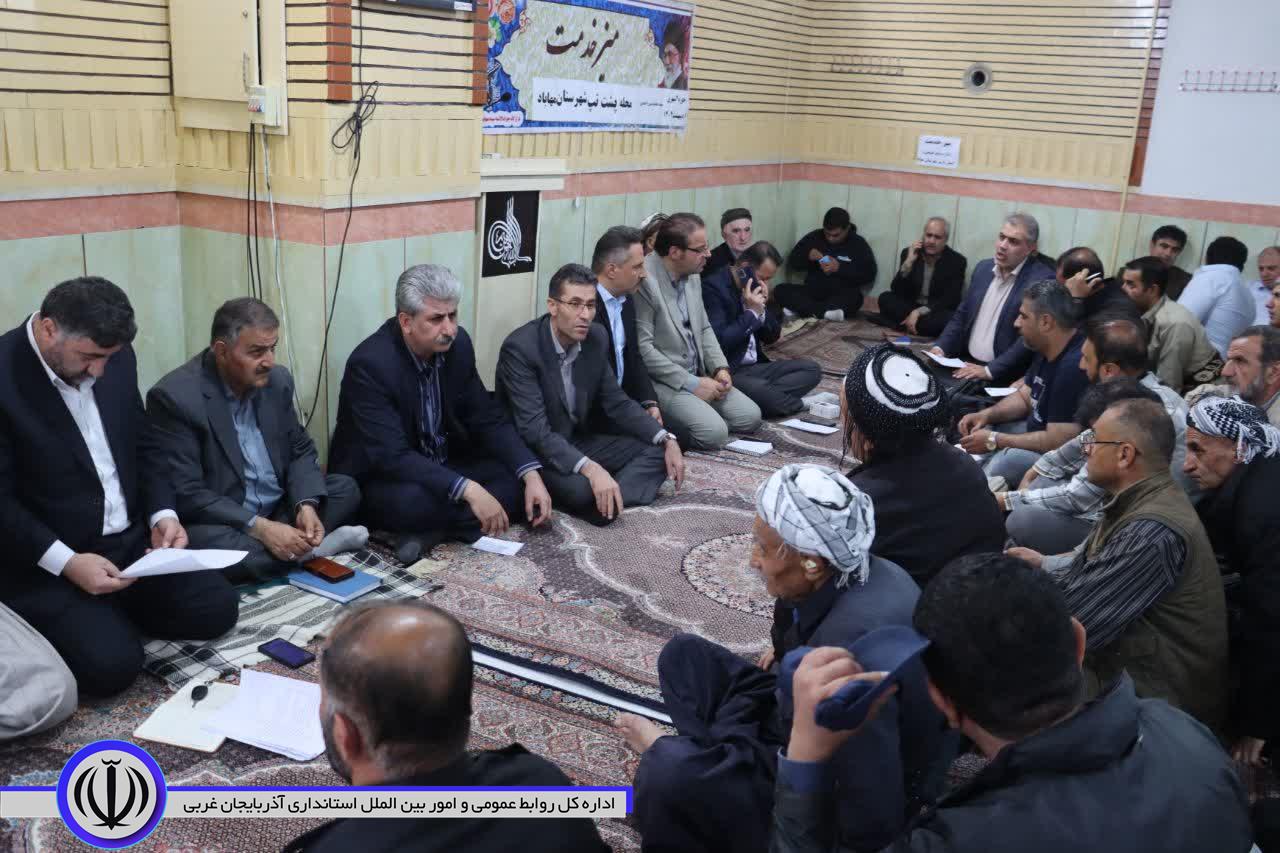 میز خدمت و دیدار چهرە بە چهرە مسئولان با ساکنان منطقه پشت تپ برگزار شد.