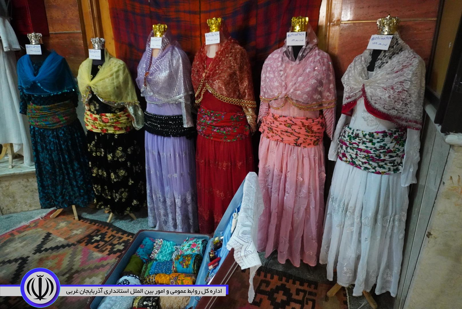 نمایشگاه لباس کُردی و صنایع دستی در مهاباد گشایش یافت