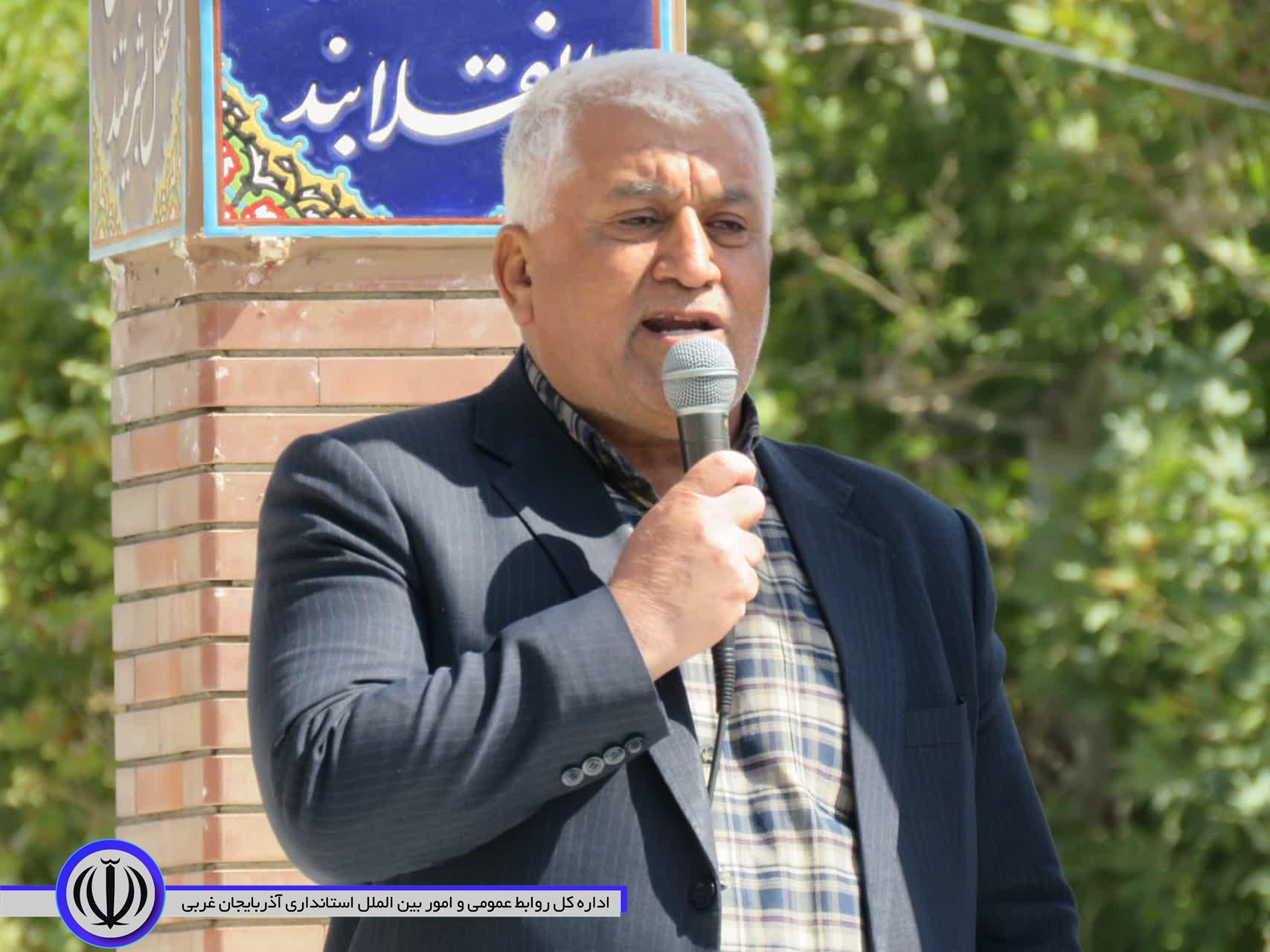 غبارروبی مزار شهدای مهاباد به مناسبت گرامیداشت هفته دولت