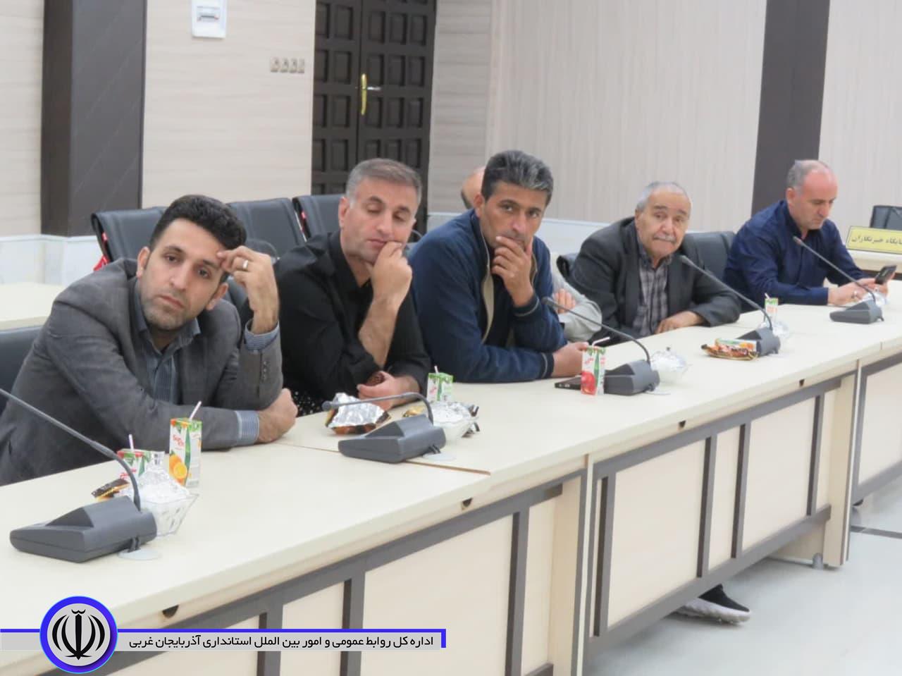 جلسه بررسی مشکلات و مسائل تعاونی های مساکن شهرستان مهاباد