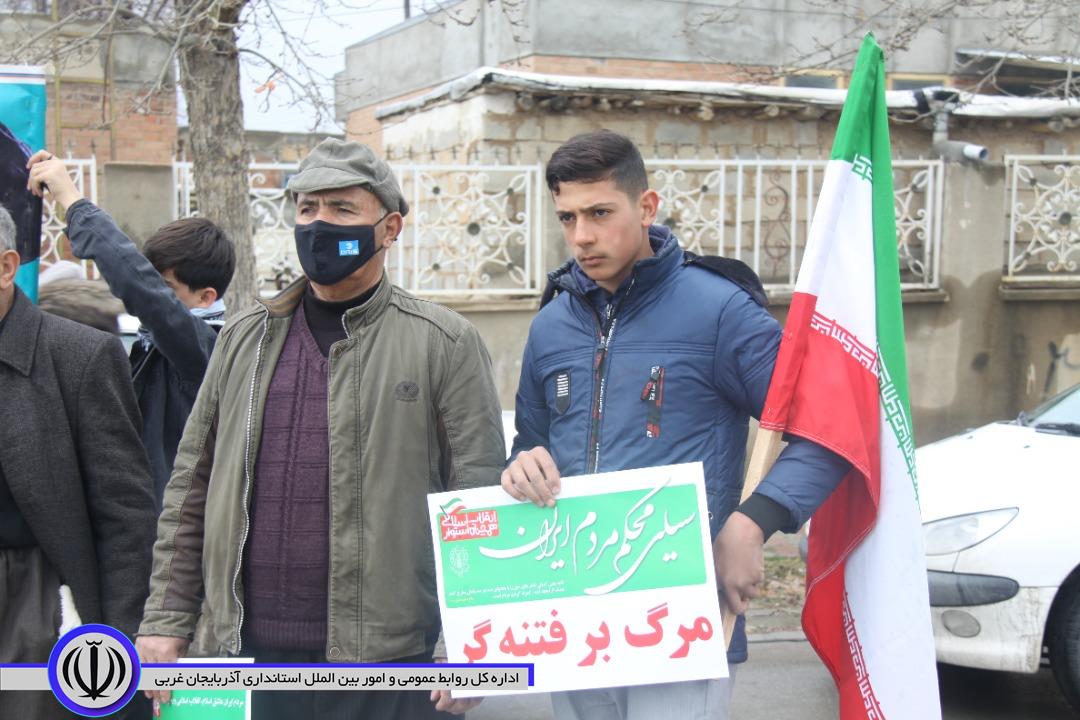 آغاز مراسم 22 بهمن در مهاباد با حرکت خودروها و موتورسیکلتهای مزین به پرچم ایران