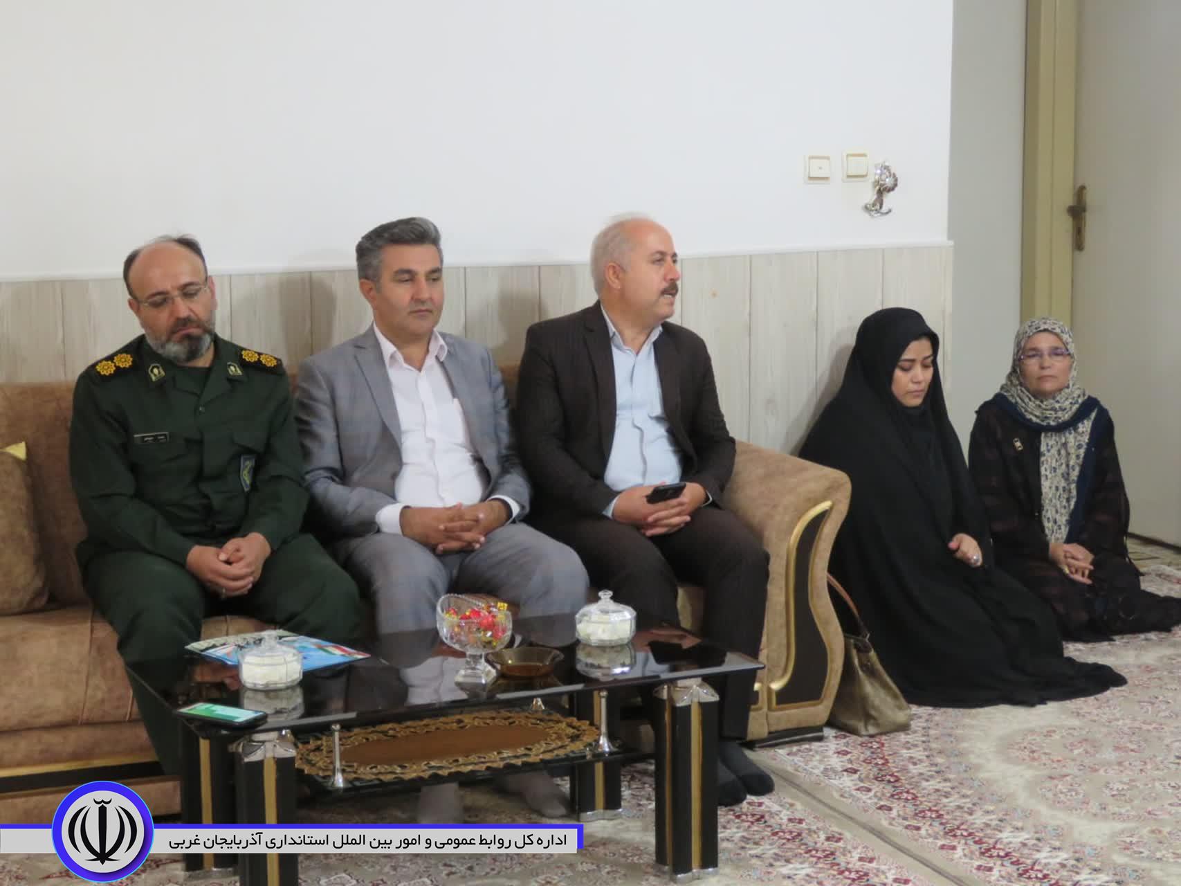 دیدار جمعی از مسئولان مهاباد با خانواده های معظم شهدا