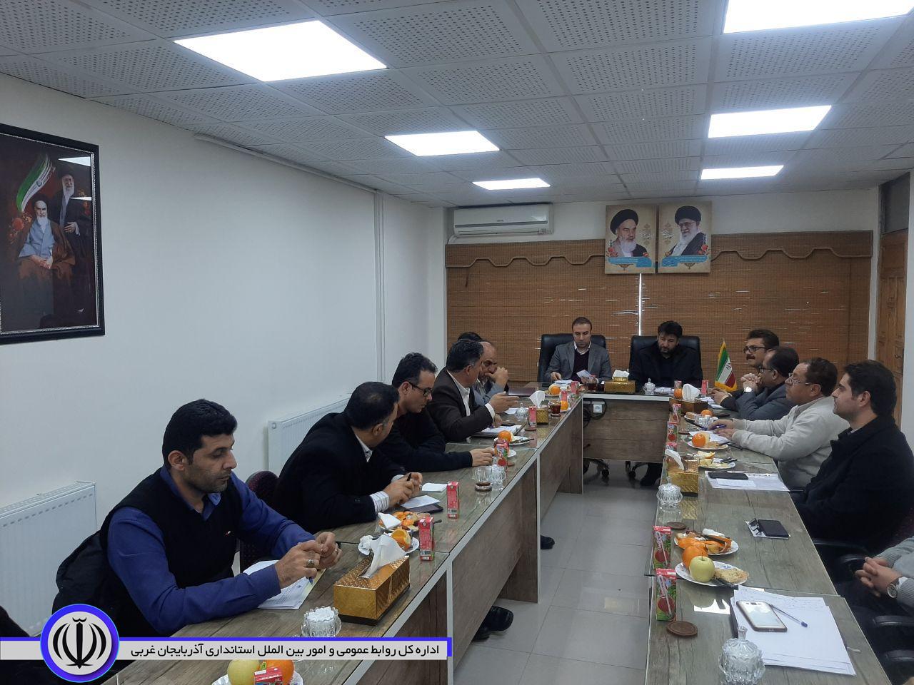 نشست اعضای تنظیم بازارمهاباد با هدف تأمین کالاهای اساسی مورد نیاز مردم
