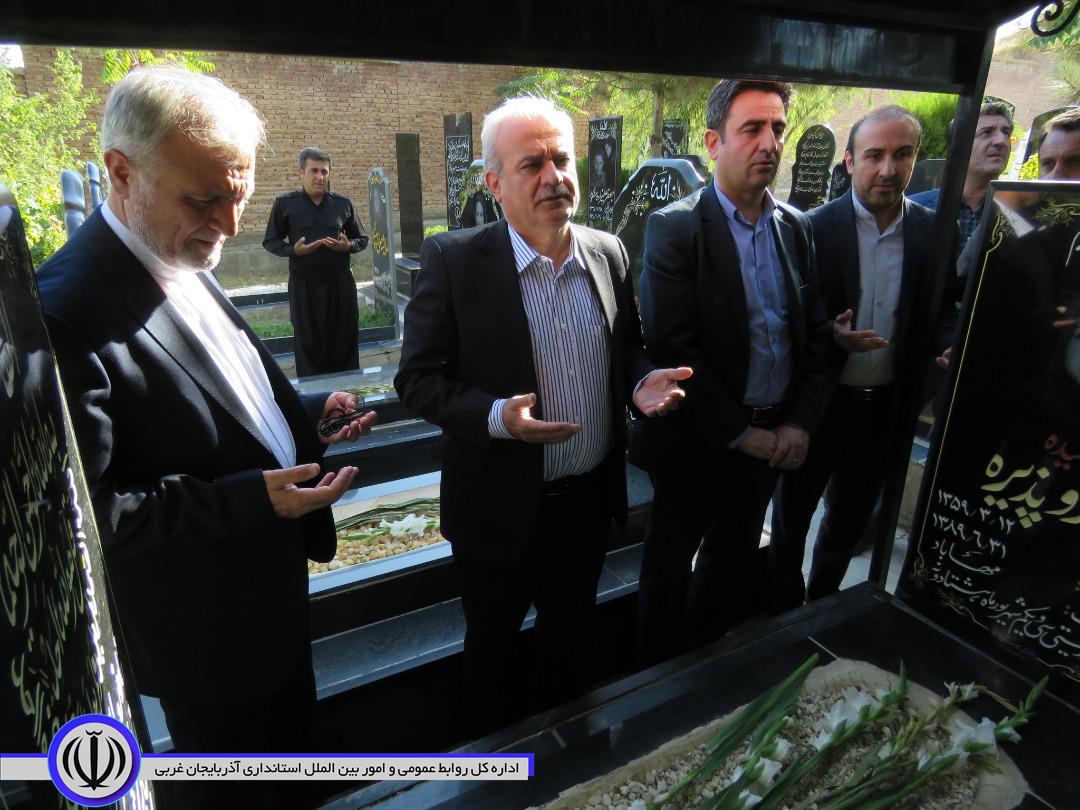 معاون استاندار آذربایجان غربی و جمعی از مسوولان مهابادی با خانواده شهید این شهرستان دیدار کردند