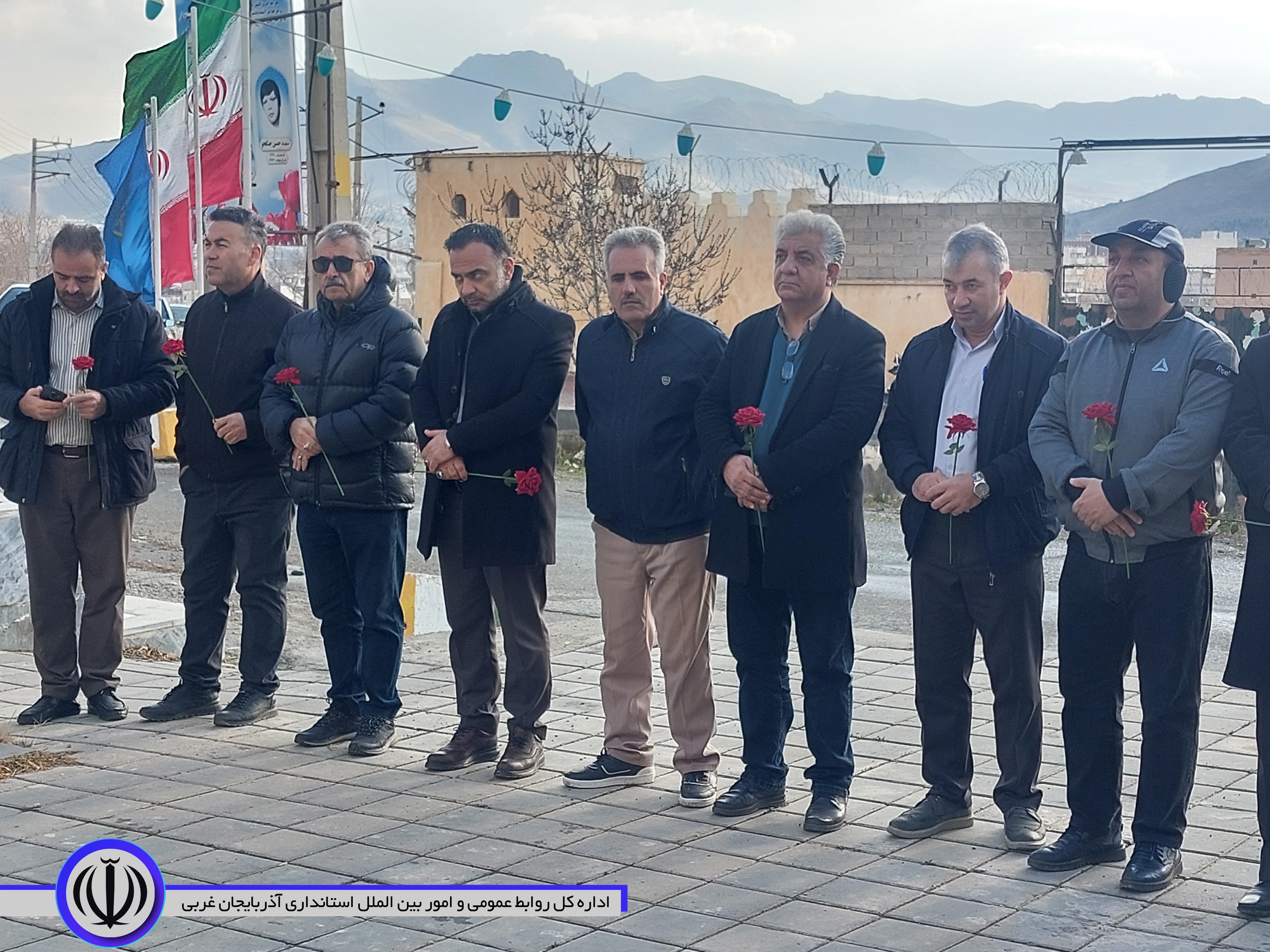 غبارروبی مزار شهداء در مهاباد به مناسبت آغاز هفته منابع طبیعی
