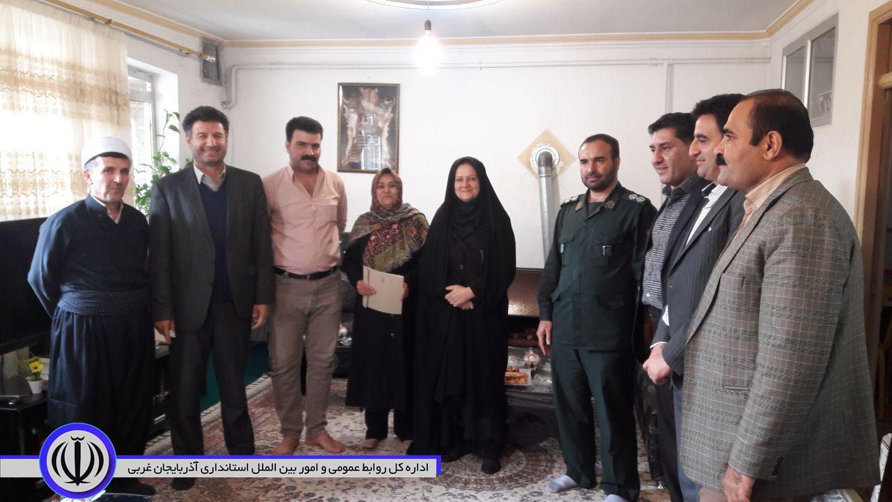 دیدار معاون استاندار و فرماندار ویژه شهرستان مهاباد با دو خانواده جانباز به مناسبت روز جانباز