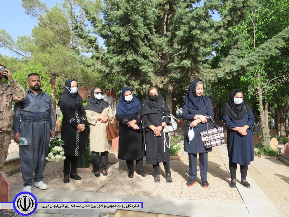 غبارروبی و عطرافشانی گلزار شهدای مهاباد