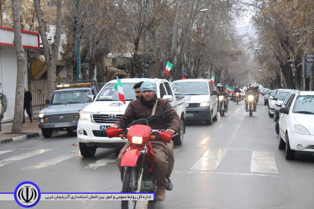 آغاز مراسم 22 بهمن در مهاباد با حرکت خودروها و موتورسیکلتهای مزین به پرچم ایران