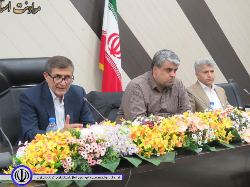 نشست صمیمی معاون توسعه مدیریت و منابع استانداری با همکاران فرمانداری مهاباد