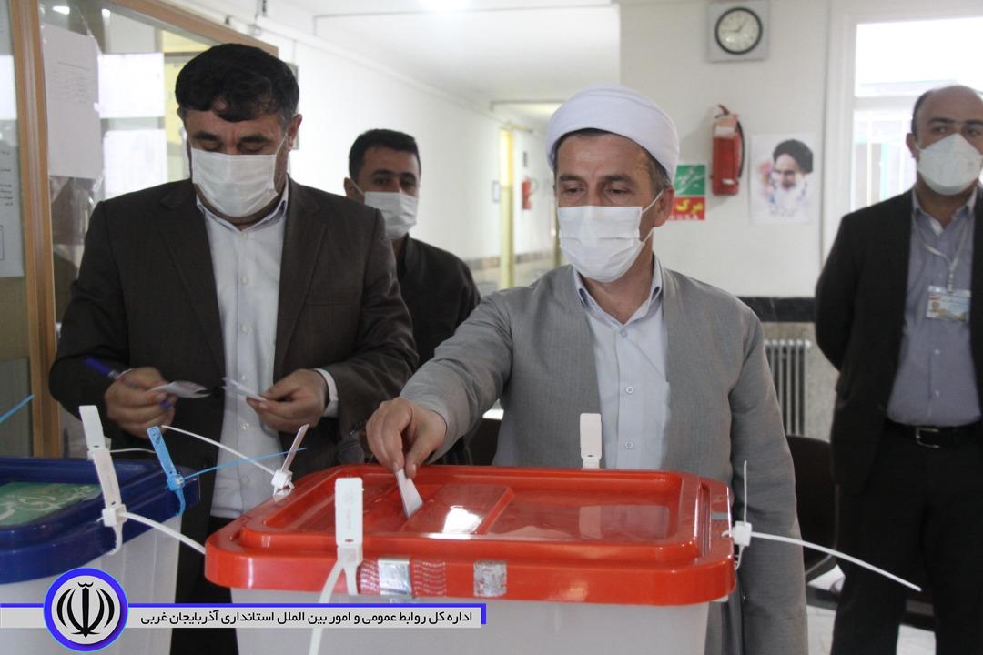 حضور فرماندار مهاباد ، ائمه جمعه و مسئولان شهرستان مهاباد در شعب اخذ رای