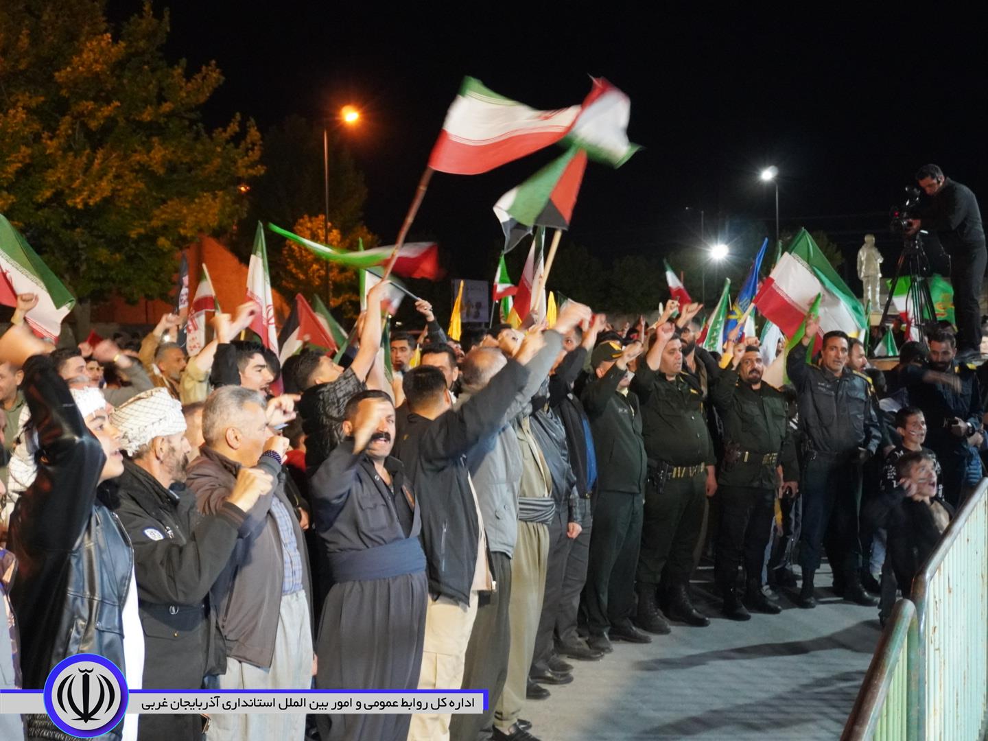 تداوم اجتماع پرشور و حماسی مردم مهاباد؛ جلوه هایی از اقتدار، انسجام و اتحاد مردمی