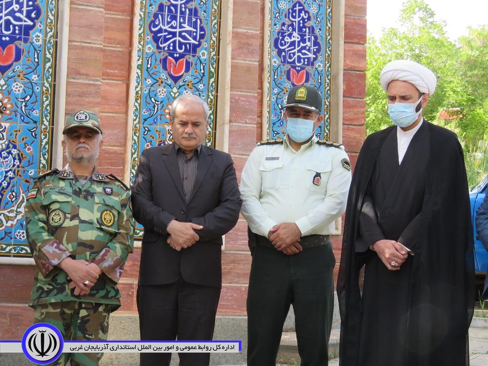 غبارروبی و عطرافشانی گلزار شهدای مهاباد
