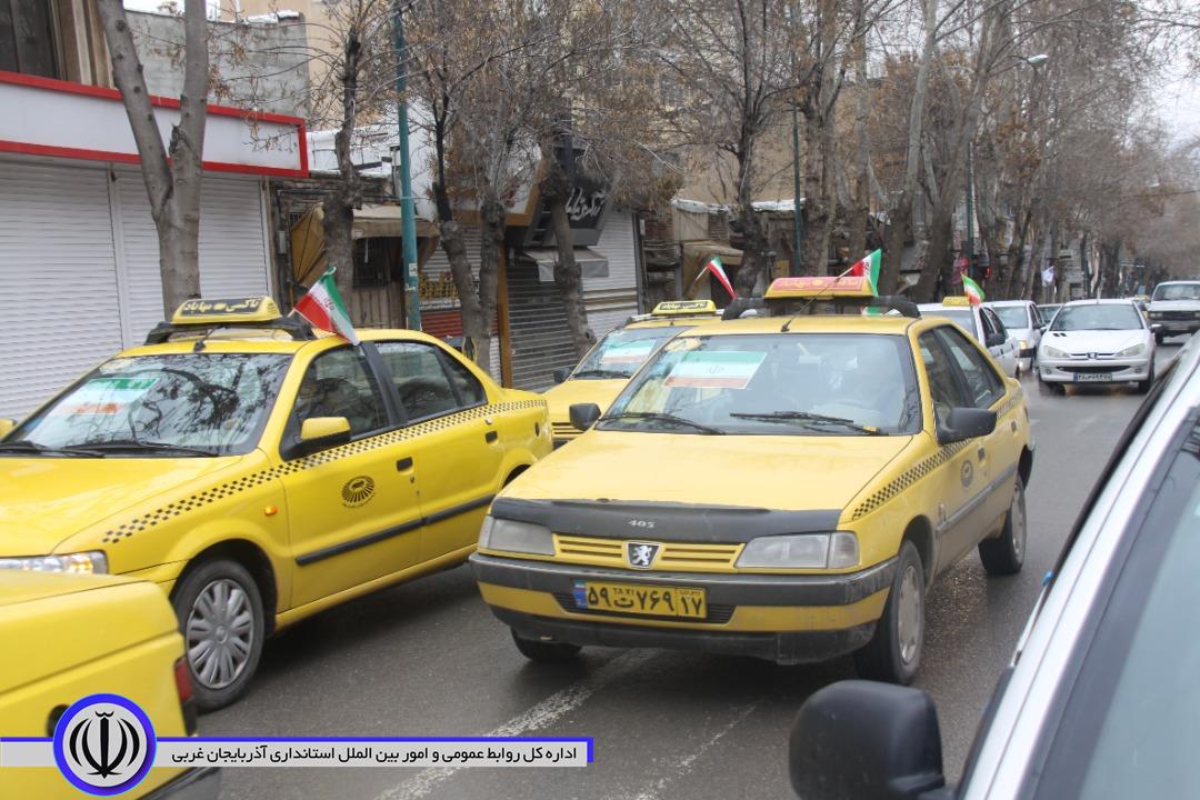 آغاز مراسم 22 بهمن در مهاباد با حرکت خودروها و موتورسیکلتهای مزین به پرچم ایران